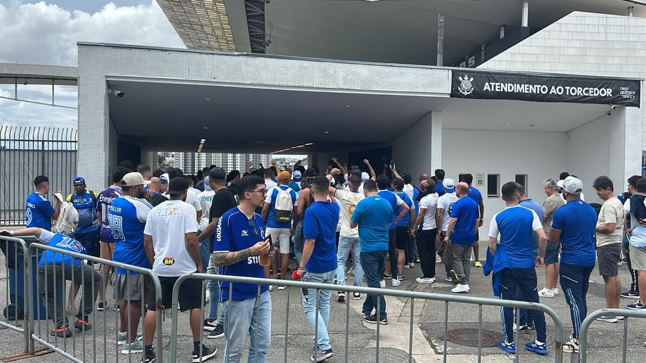 Torcida do Cruzeiro reage com festa na Neo Química Arena antes do duelo decisivo contra o Corinthians