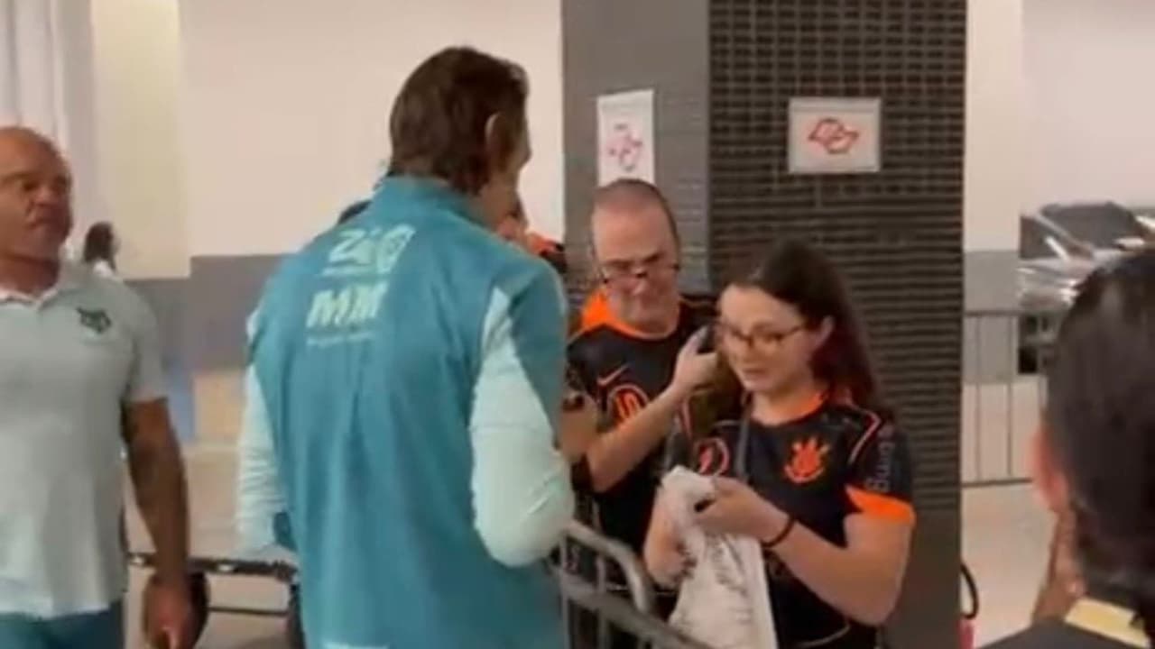 Após a eliminação, Cássio interage com torcedores do Corinthians e reflete sobre a frustração na Copa do Brasil