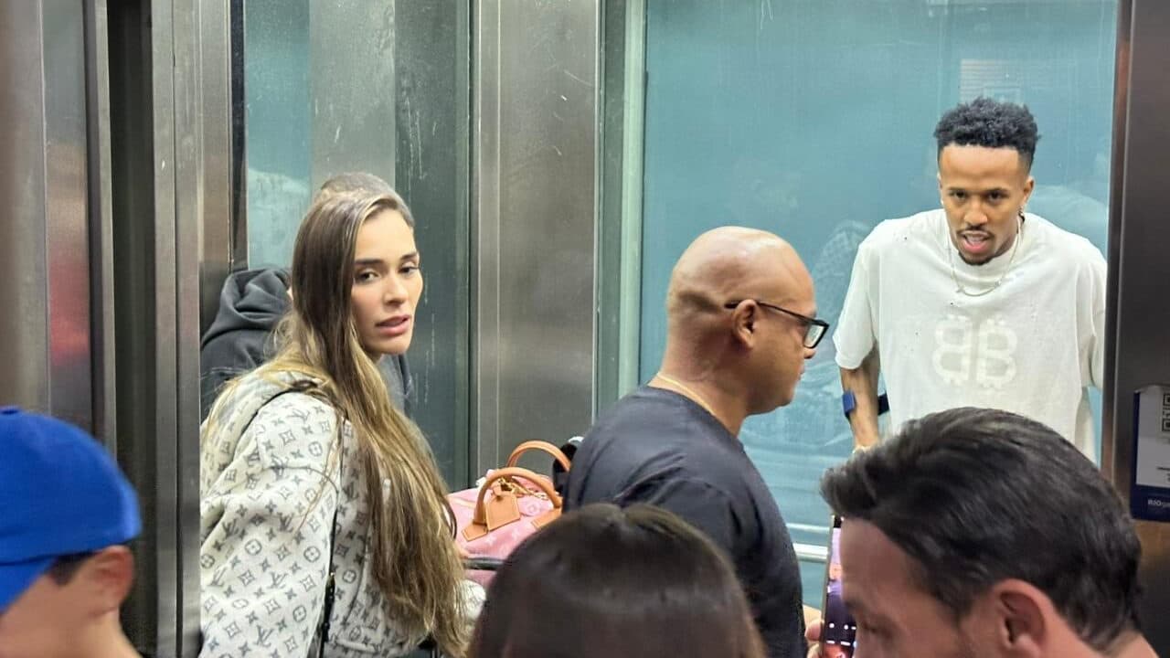 Militão desembarca no Rio para iniciar recuperação de lesão, minutos antes do Flamengo em campo