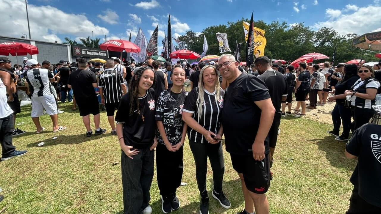 Amor de gerações: família corinthiana vai ao CT apoiar o Timão antes da final decisiva contra o Vasco