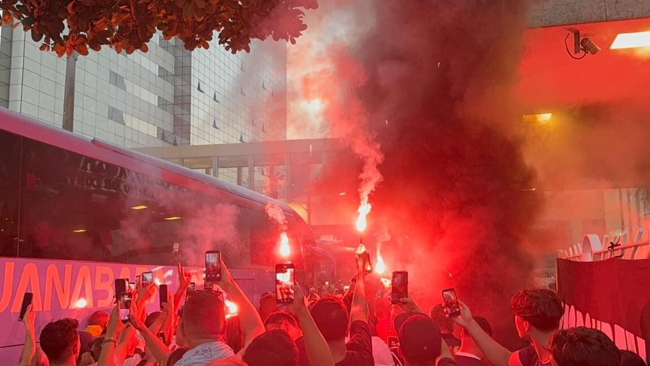Sinalizadores e turistas surpresos marcam a chegada do Corinthians ao Rio de Janeiro