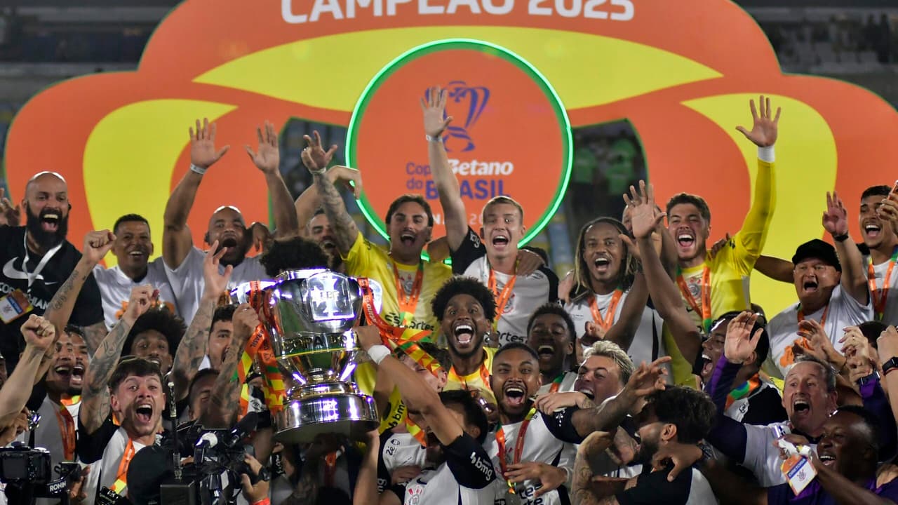Corinthians celebra volta triunfante às bancas com edição histórica da conquista da Copa do Brasil!