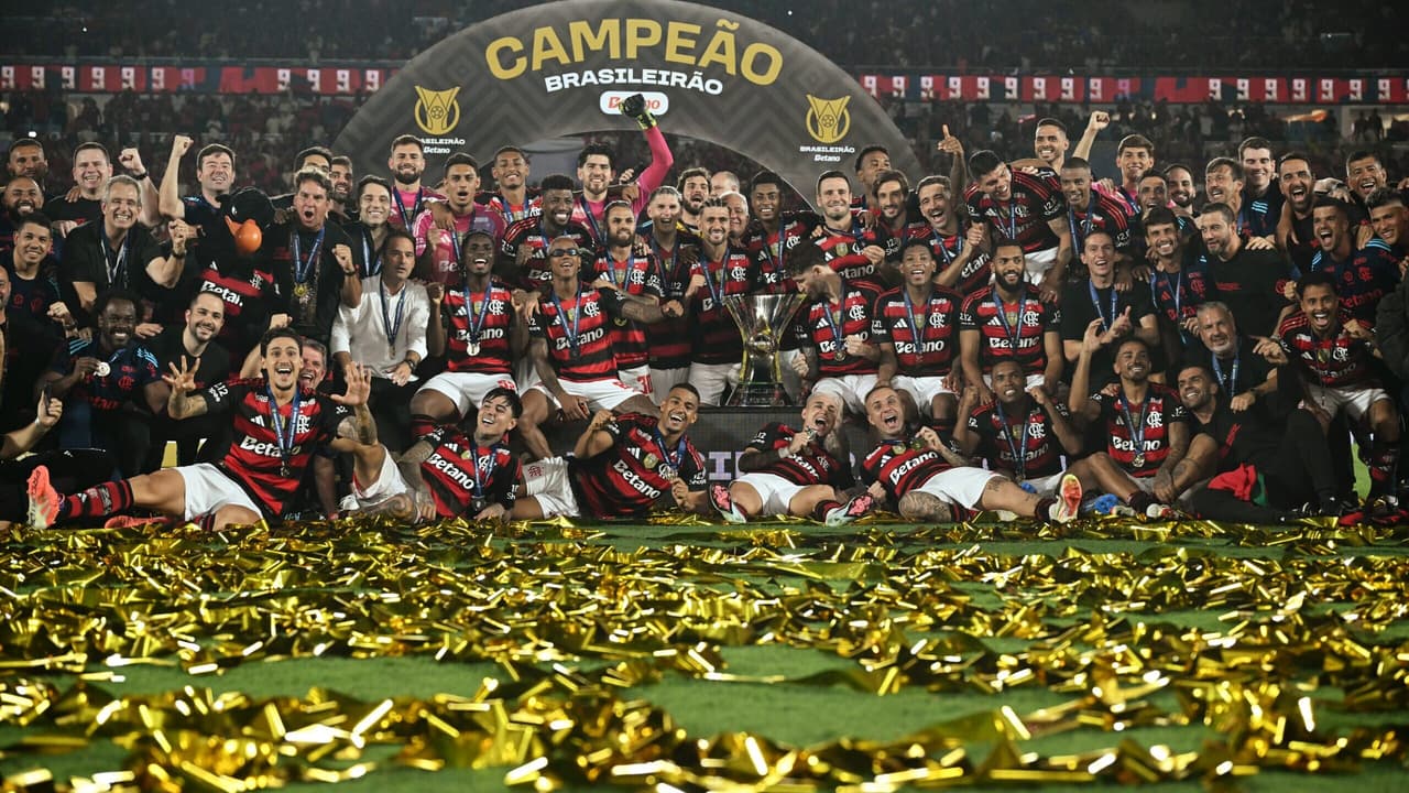 Flamengo celebra em grande estilo: vídeos mostram a festa da Libertadores e do Brasileirão