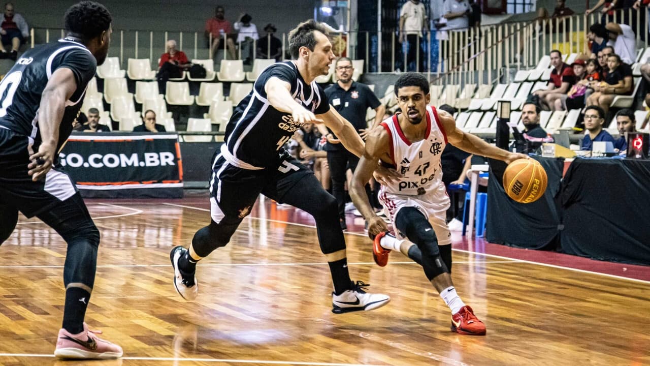 Garçons do Flamengo e Corinthians dominam o NBB, mas quem vai levar o troféu?