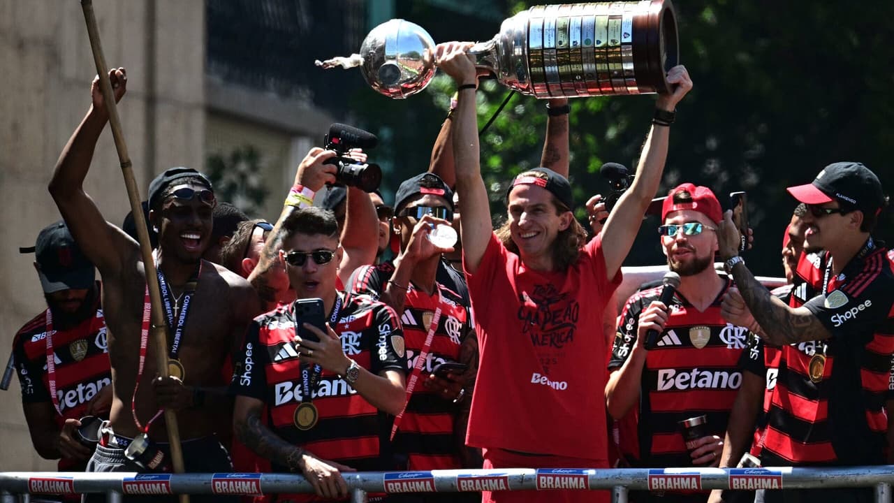 Filipe Luís revela quem quebrou a taça da Libertadores e provoca repercussão nos bastidores do Flamengo