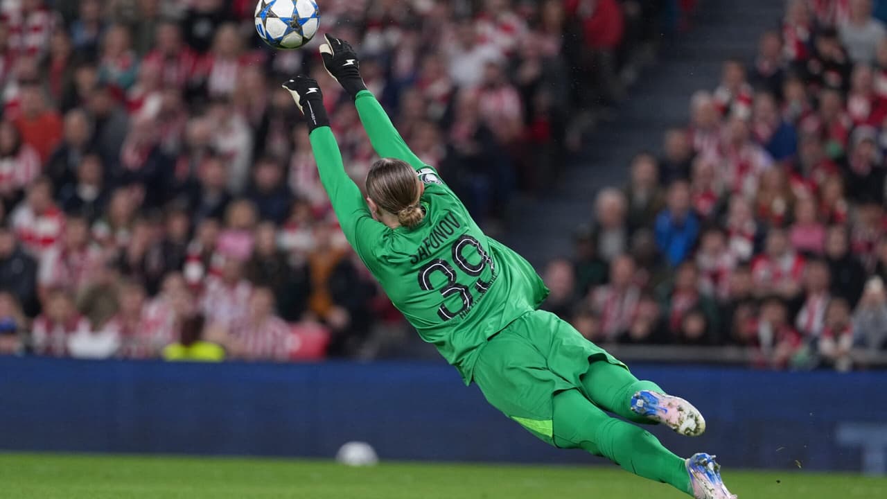 Camisa de algoz do Flamengo dispara leilão e fãs brigam por item que pode ultrapassar R$ 100 mil