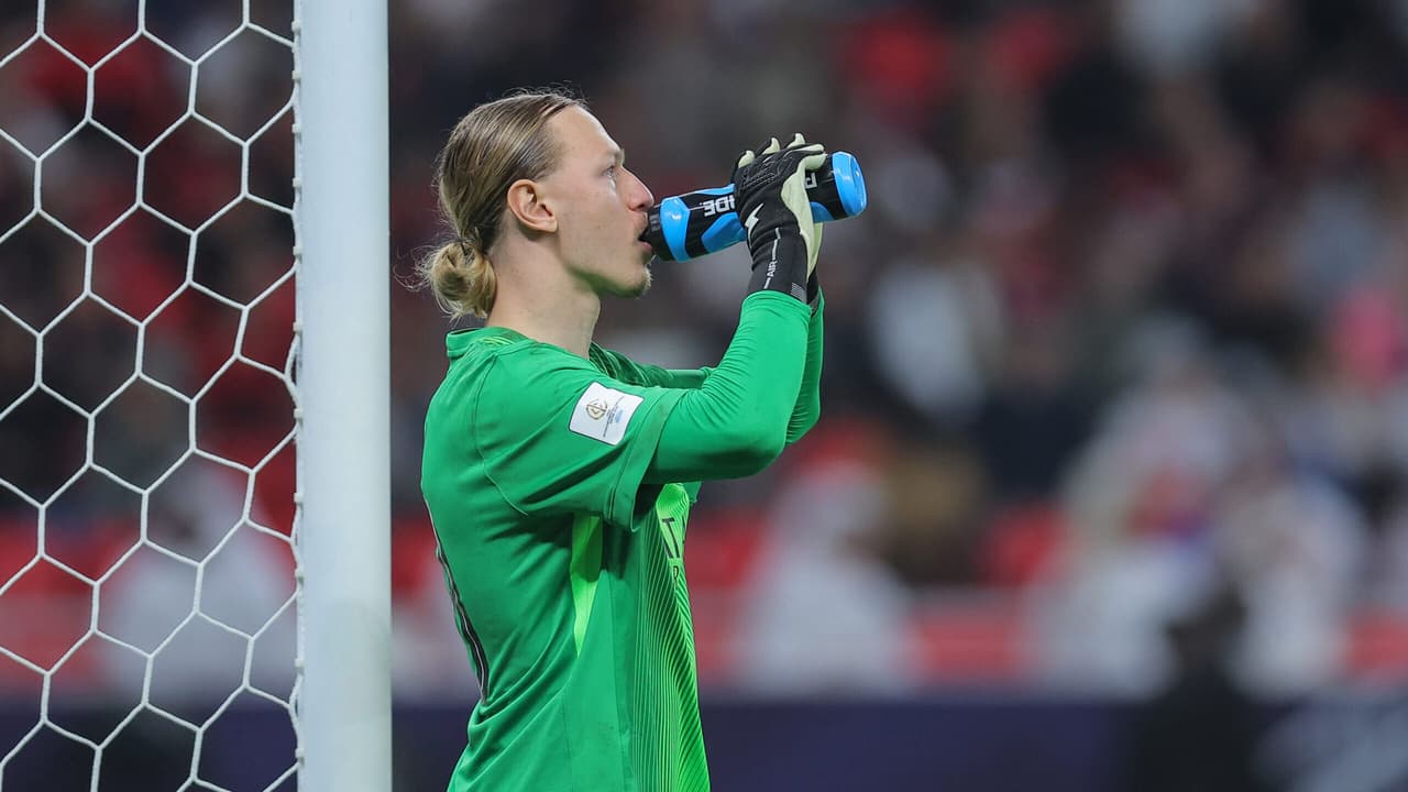 Goleiro do PSG treina intensivamente para enfrentar os pênaltis do Flamengo em partida decisiva