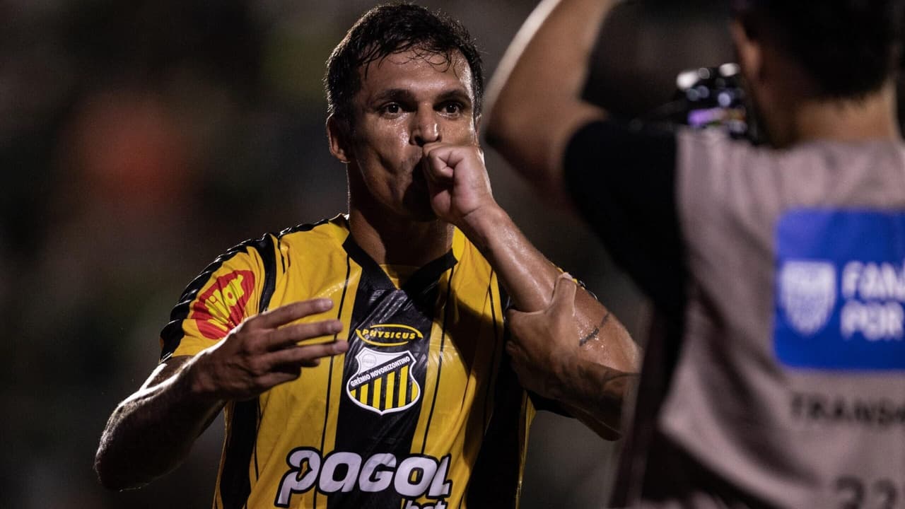 Hat-trick de atacante gera reações vibrantes da torcida; 