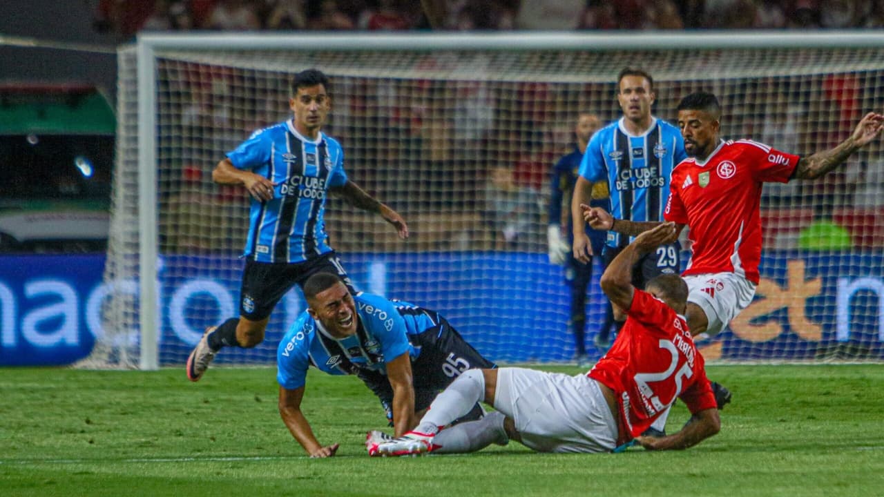 Gre-Nal 449: Internacional vence o Grêmio de virada