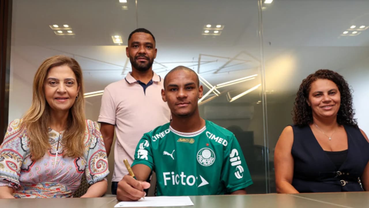 Eduardo Conceição assina primeiro contrato profissional com o Palmeiras; multa passa de R$ 50 milhões