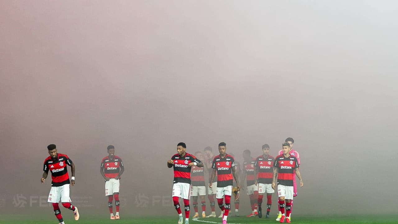 Derrota não abala torcedores do Flamengo, que rendem elogios a Vasco após grande atuação de jogador