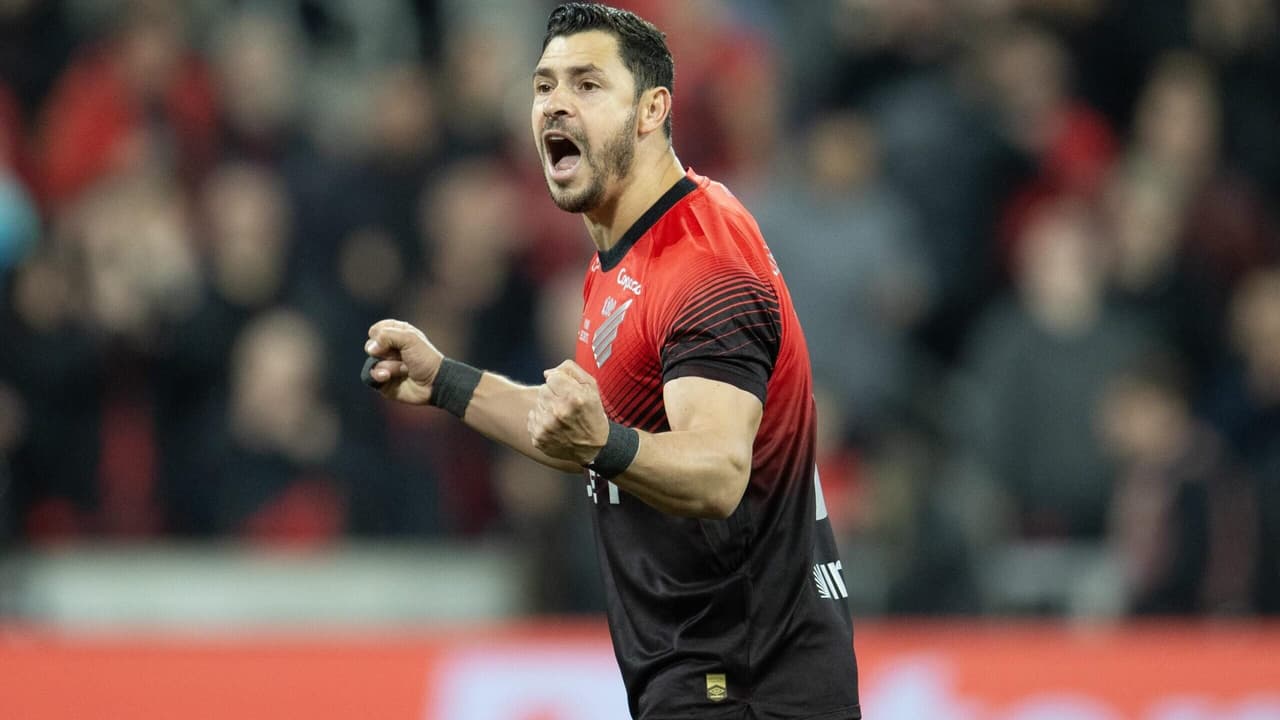 Ex-Corinthians e Santos, meia resgata liberdade no mercado ao romper com o Athletico