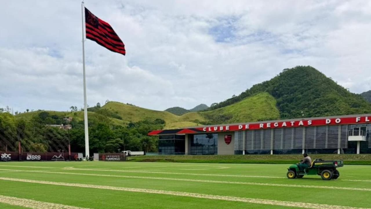 Flamengo investe em reforma do gramado no CT antes da pré-temporada: melhorias em foco