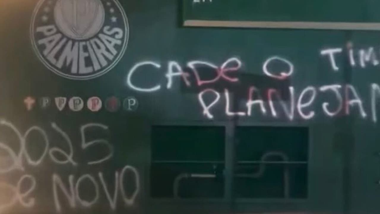 Após derrota para Novorizontino, torcedores do Palmeiras reagem e picham muros com críticas