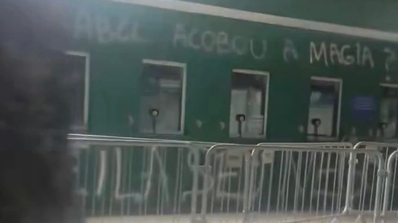 Palmeiras reage e registra B.O. para identificar vândalos que picharam muros do clube