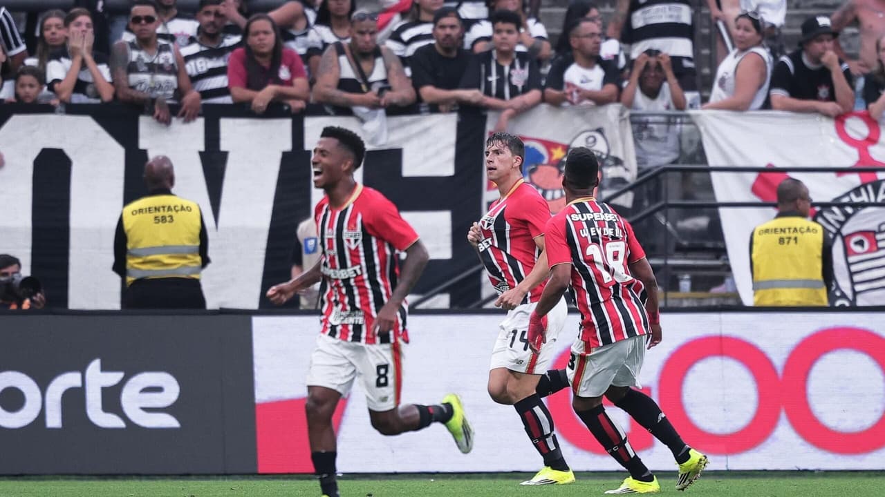 Após gol decisivo, torcedores do Corinthians se rendem a jogador em duelo contra o São Paulo