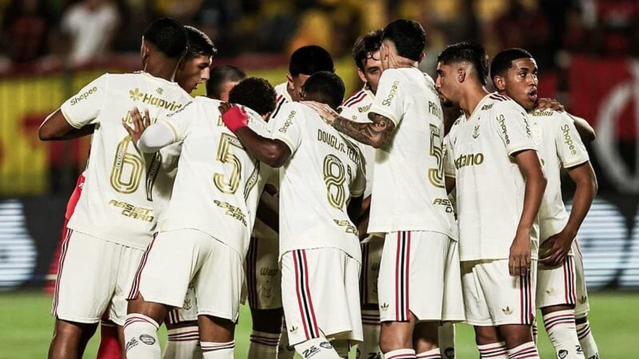 Torcedores do Flamengo reagem com indignação à expulsão polêmica em duelo contra Volta Redonda