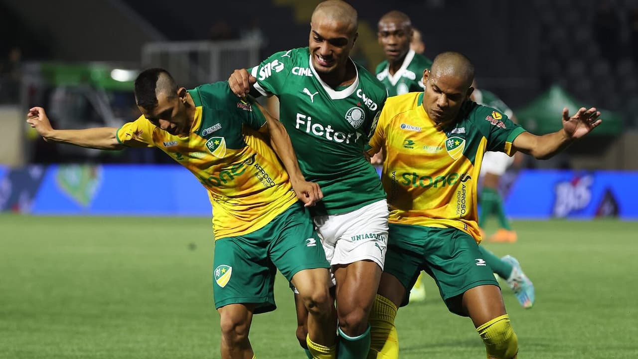 Erro de arbitragem revolta Palmeiras na Copinha: torcida e dirigentes contestam decisão polêmica