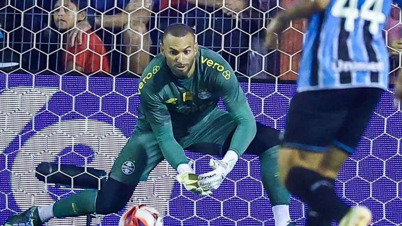 Weverton valoriza o Grêmio e celebra volta à titularidade após superação de lesão no Palmeiras
