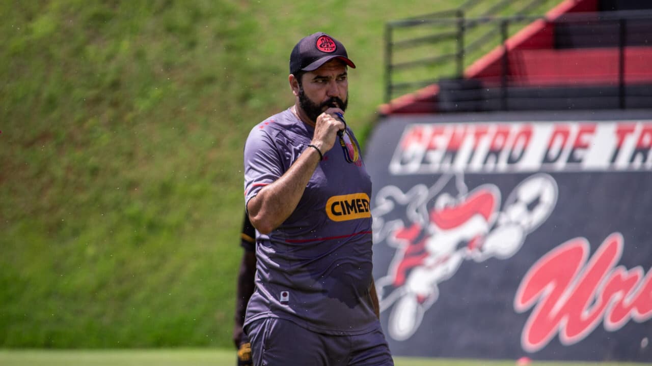 Campeão mundial pelo Corinthians, Tite é desafiado em reencontro com Cruzeiro no Mineirão