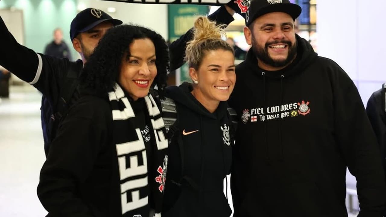 Corinthians feminino é recebido em Londres; equipe enfrenta adversárias em jogo decisivo na Inglaterra