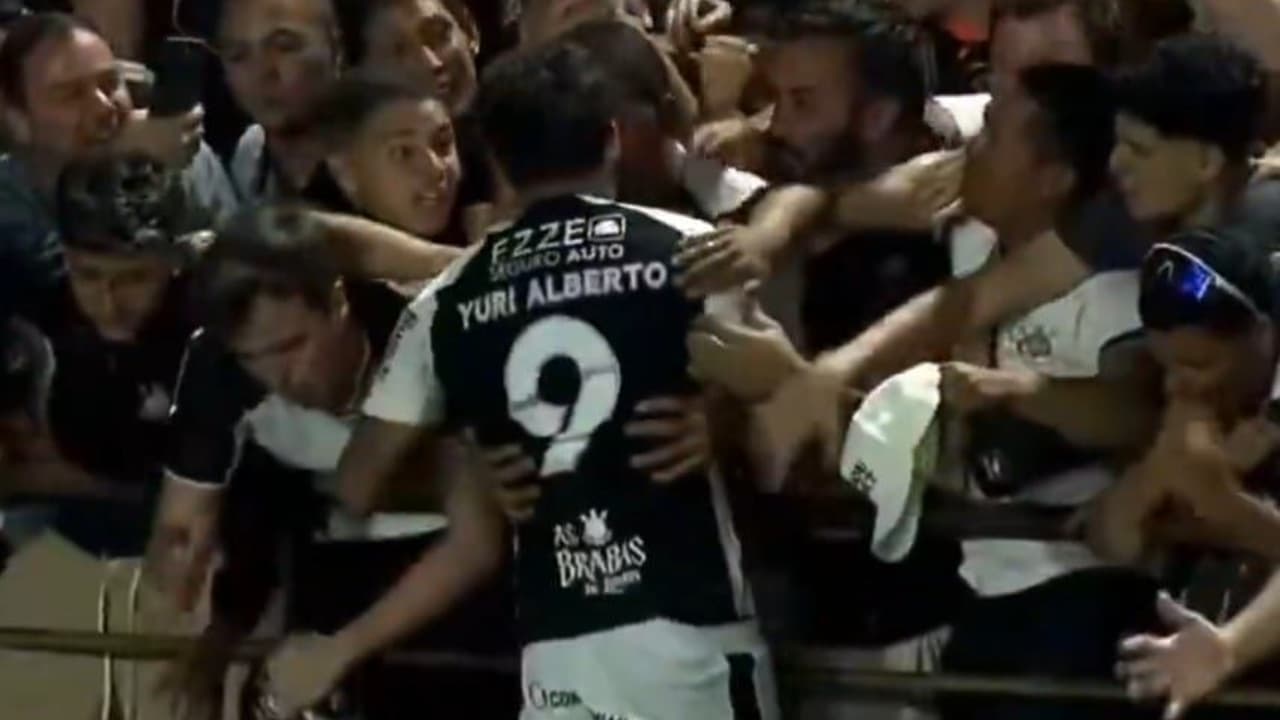 Yuri Alberto celebra gol da vitória do Corinthians de forma inusitada; assista ao momento