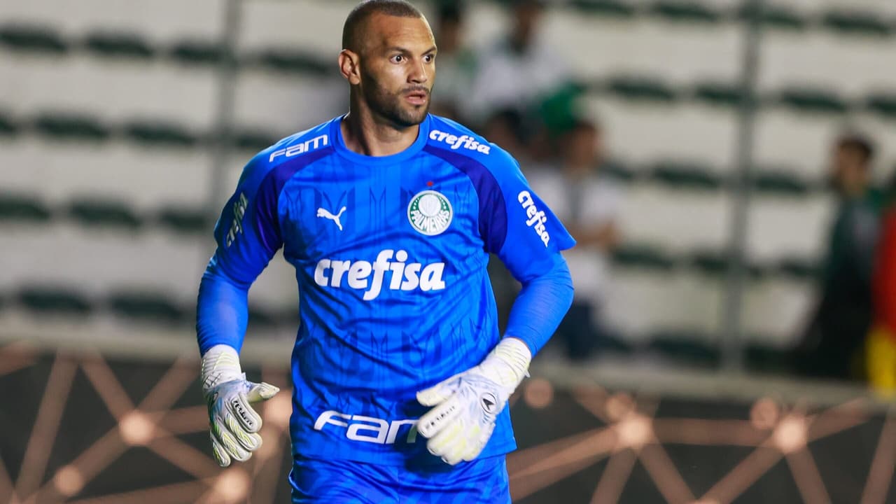 Weverton em meio a impasse: ex-Palmeiras admite que saída do goleiro será 