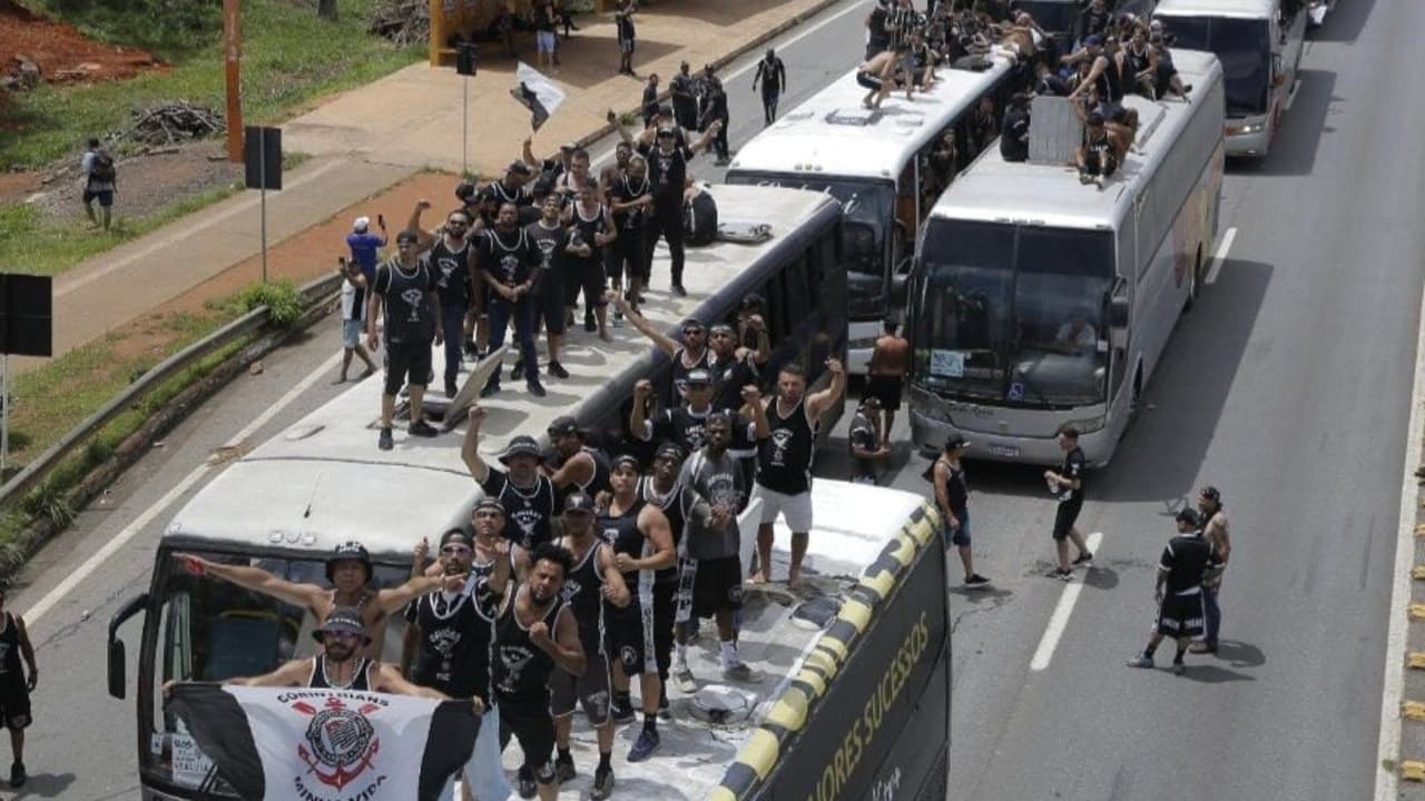 Torcedores de Corinthians e Flamengo fazem festa no Estádio Mané Garrincha antes do grande confronto