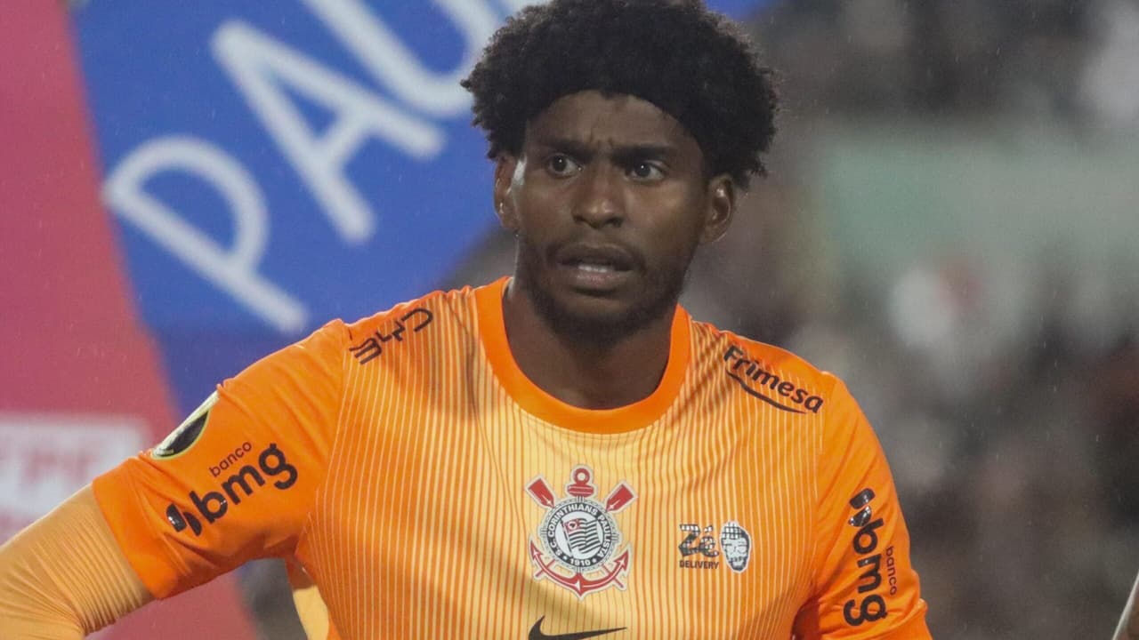 Torcedores da Portuguesa Criticam Hugo Souza com Insultos em Jogo Repercutido