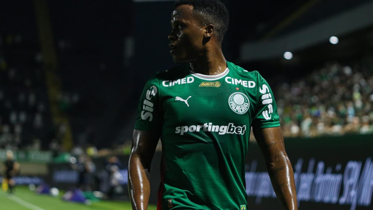 Arias se destaca e desafia Abel pela titularidade no Palmeiras