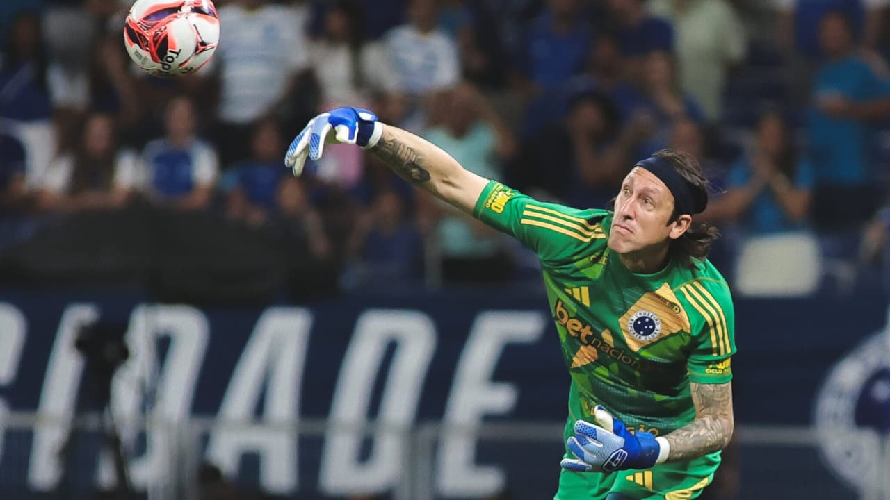 Cássio deixa campo com lesão; Matheus Cunha faz sua estreia pelo Cruzeiro