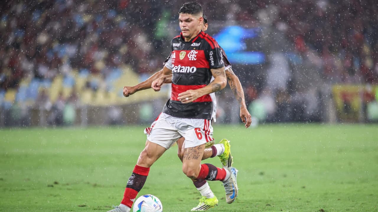 Ayrton Lucas comenta sobre a falha defensiva que resultou no gol do Lanús: Situação complicada