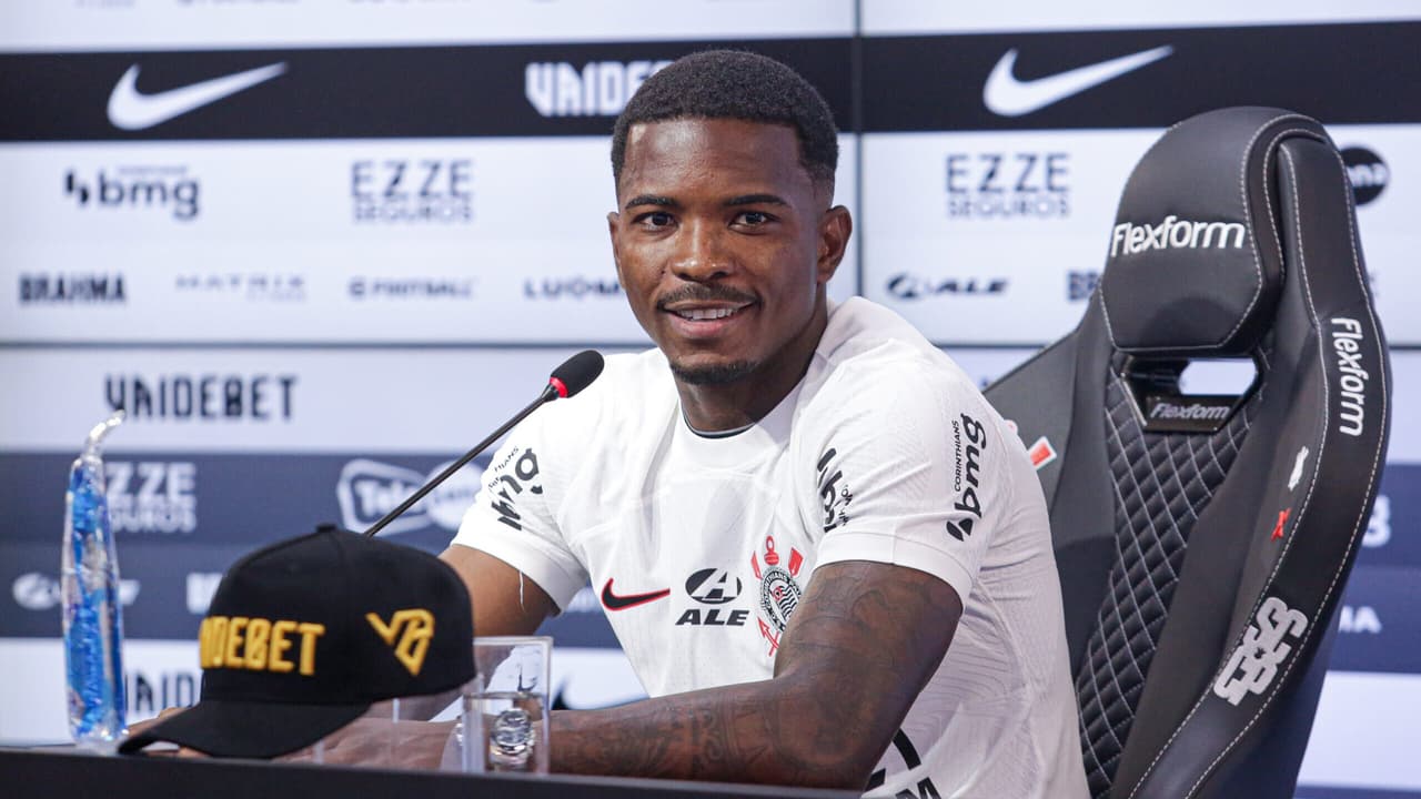 Cacá Chega a Salvador para Formalizar Empréstimo ao Vitória Após Passagem pelo Corinthians