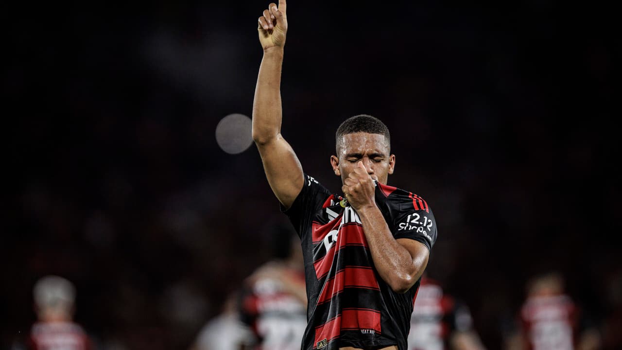 Samuel Lino brilha no Flamengo, responde a críticas e se destaca como o líder em assistências