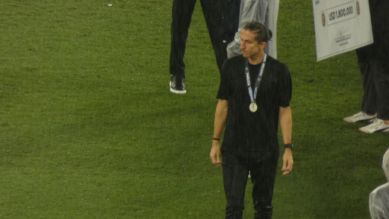 Filipe Luís Enfrenta Pressão Intensa da Torcida em Momento Decisivo no Flamengo