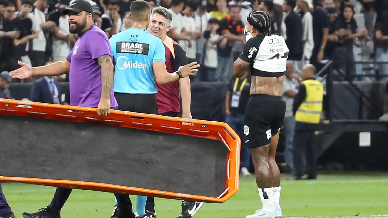 Memphis sofre lesão na coxa e é substituído no primeiro tempo do duelo entre Corinthians e Flamengo