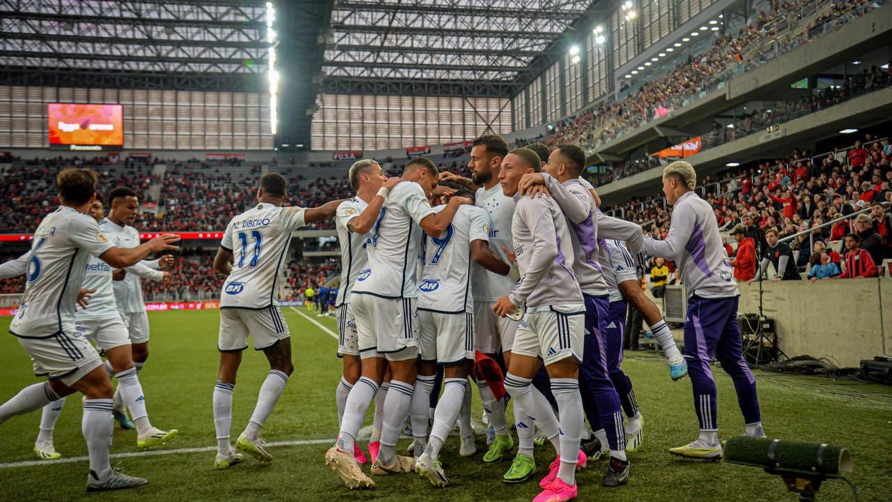 Cruzeiro e Athletico-PR: Análise do Desempenho no Gramado Sintético
