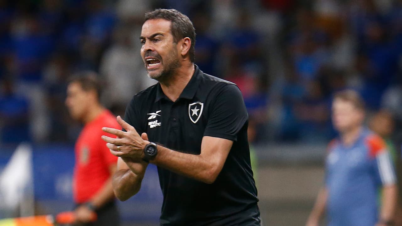 Pedro Junio Expõe a Situação de Artur Jorge no Cruzeiro: Expectativas e Desafios