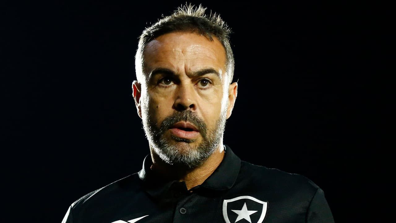 Cruzeiro Inicia Conversas para a Contratação de Artur Jorge, Enquanto Filipe Luís Prioriza o Retorno ao Velho Continente