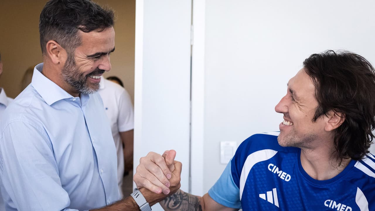 Artur Jorge Visita Toca da Raposa II e Em contato com Jogadores do Cruzeiro