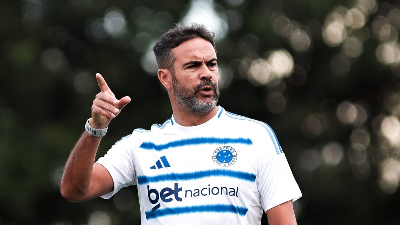 Artur Jorge adota uniforme do Cruzeiro nos treinos: estratégia ou motivação para a temporada?
