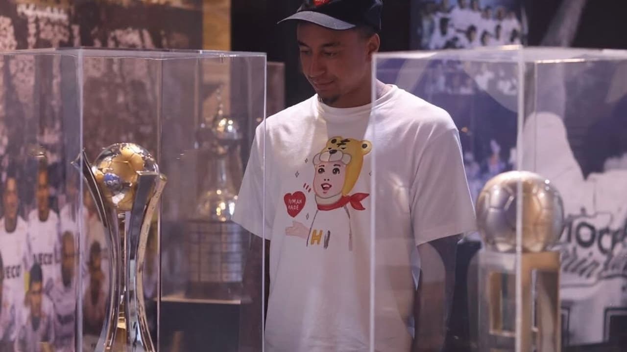 Lingard encanta-se com a rica história do Corinthians em visita ao museu do clube