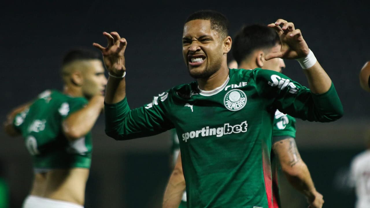 Vitor Roque Intensifica Treinos no Palmeiras com Alternância entre Campo e Espaço Interno