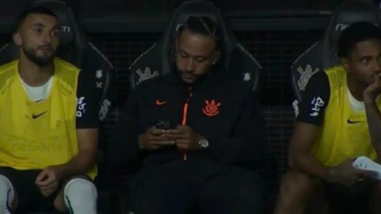 STJD Denuncia Memphis por Uso Irregular de Celular em Jogo entre Corinthians e Flamengo