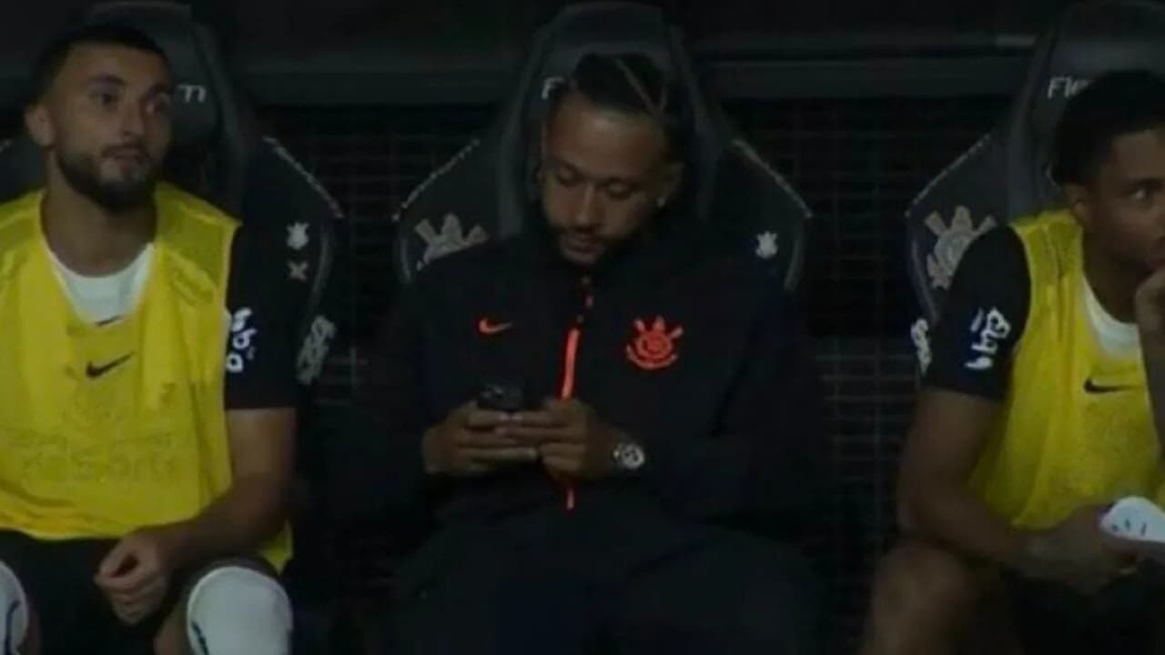 Memphis Justifica Uso de Celular no Banco de Reservas Durante Confronto entre Corinthians e Flamengo
