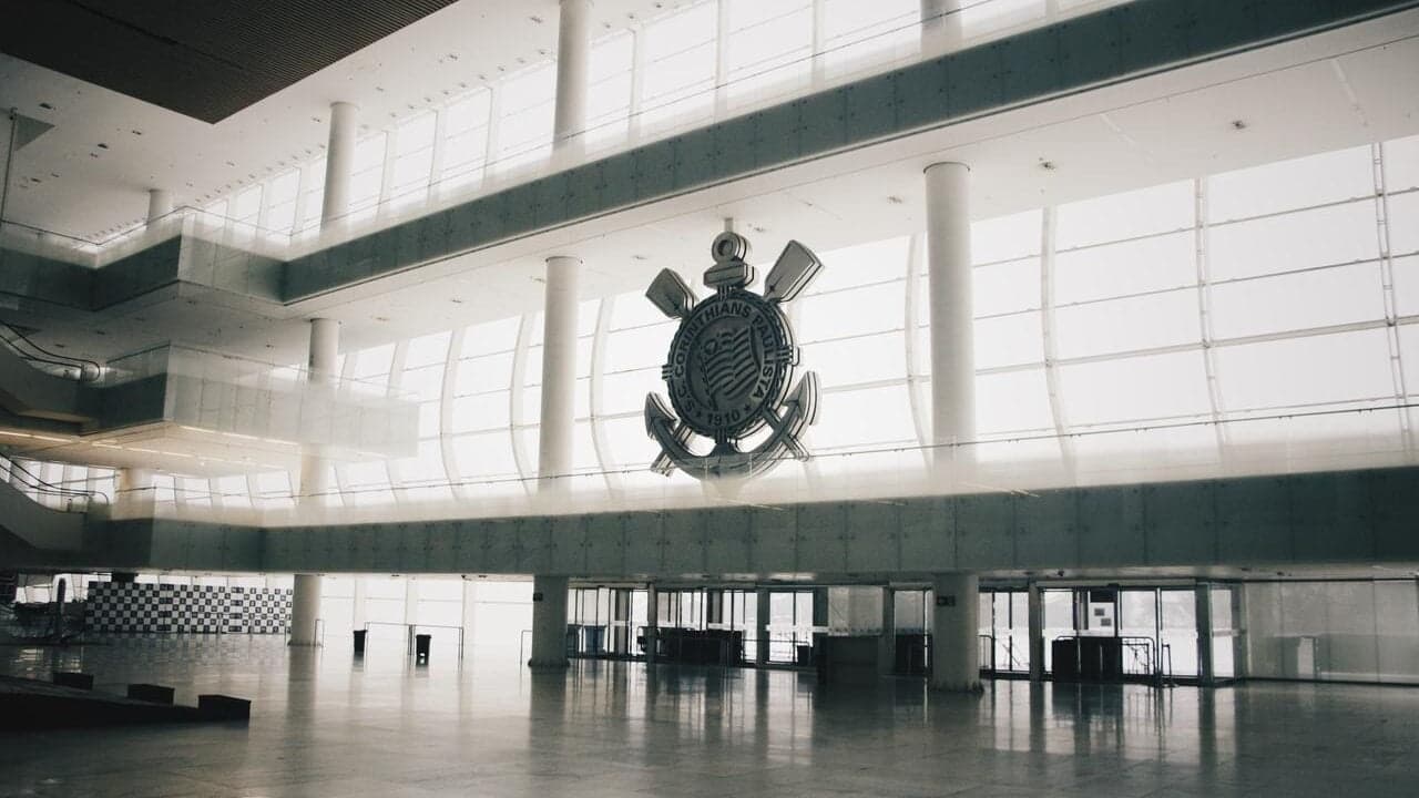 Vitória Anuncia Renê como Novo Reforço: Oportunidade Perdida para o Corinthians