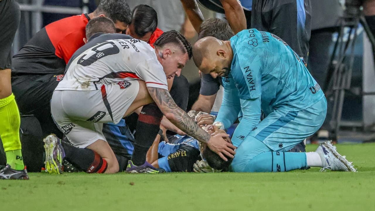 Grêmio em Alerta: Jogador Sofre Lesão Grave e Deixa Campo em Ambulância