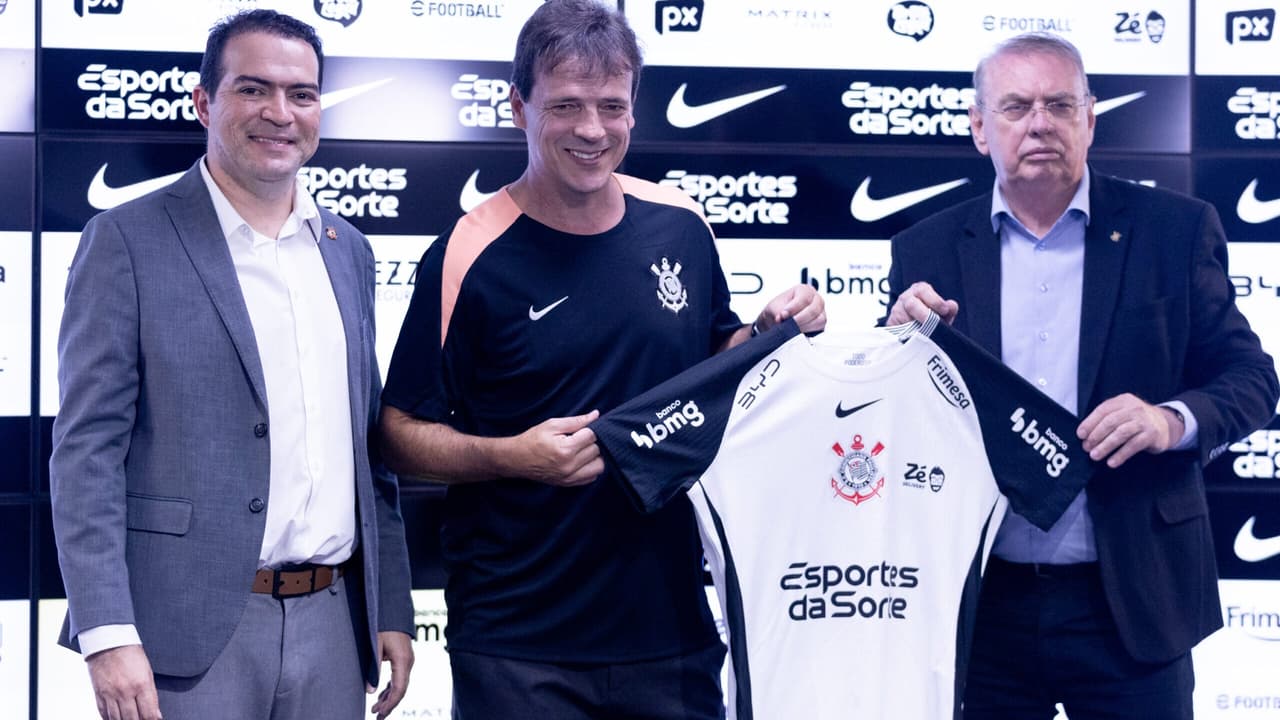 Diniz destaca a pressão no Corinthians: 