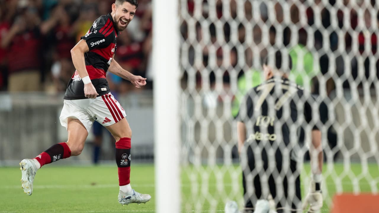 Flamengo vira contra o Santos e Pedro brilha no Maracanã