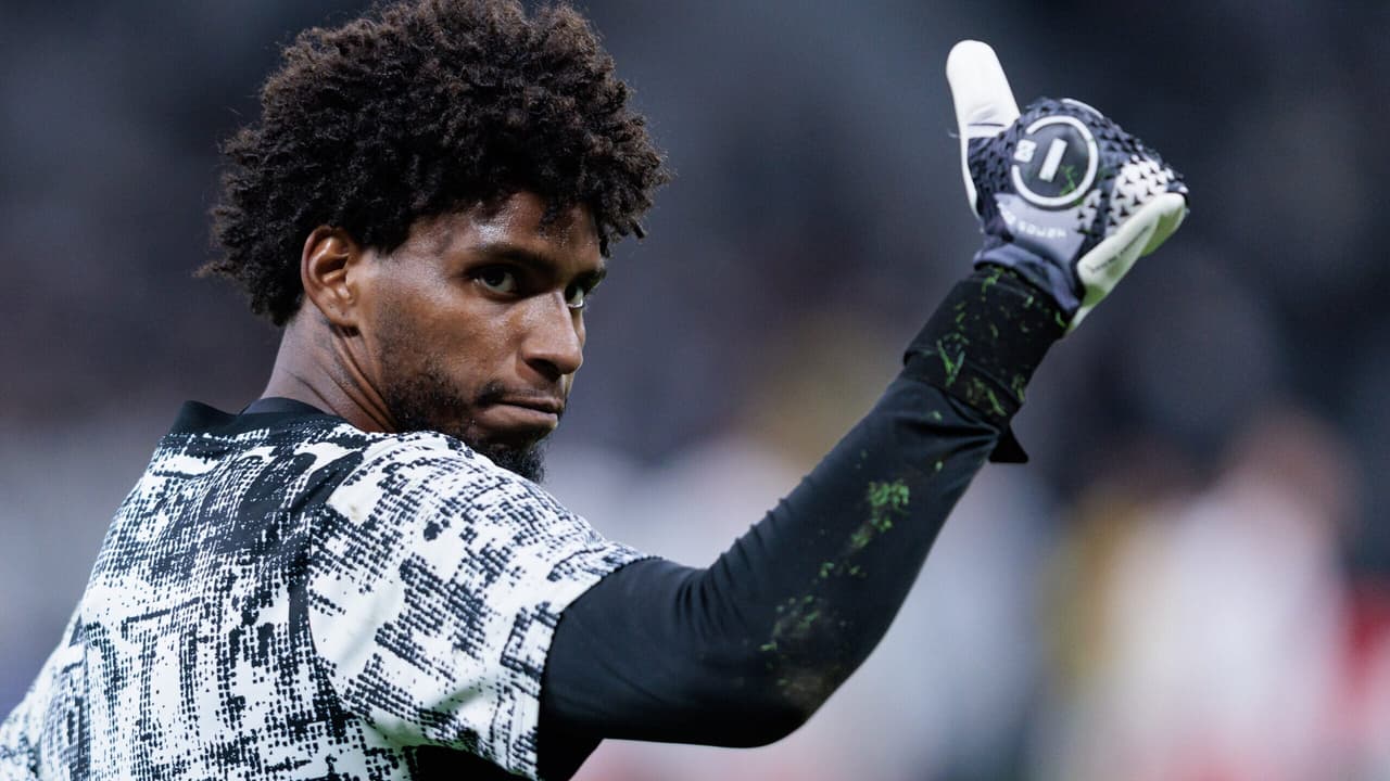 Corinthians tenta efeito suspensivo para ter Hugo Souza contra o Vitória